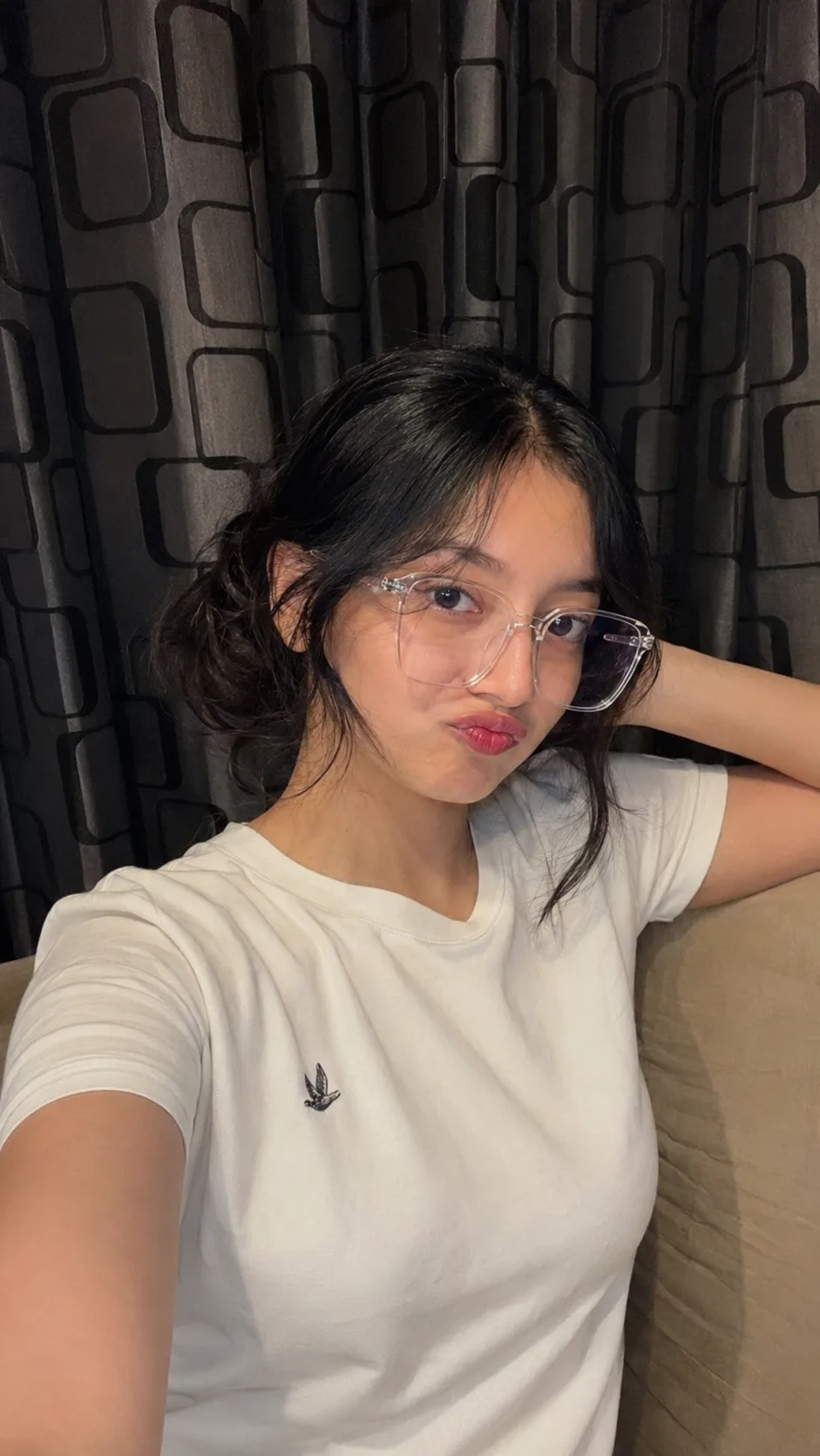 Casual Girl Selfie with Transparent Glasses — ChatGPT prompt | pineprompts.com